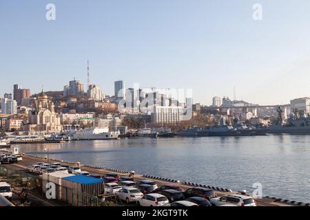 Vladivostok, Russie - 11.03.2022: Paysage urbain de Vladivostok le jour ensoleillé de la mer avec église dorée sur la côte Banque D'Images