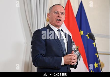 Vienne, Autriche. 23rd novembre 2022. Portes devant le Conseil des ministres de la Chancellerie fédérale avec le ministre de l'intérieur Gerhard Karner (ÖVP) Banque D'Images