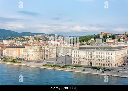 Promenade en front de mer (Riva Nazario Sauro) et Piazza UNITA d'Italia (place de l'unité de l'Italie), Trieste, région du Friuli Venezia Giulia, Italie Banque D'Images