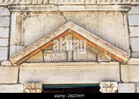 Inscriptions anciennes sur le portail de l'entrée du musée, ville ancienne de Salona, Solin, Comté de Split-Dalmatie, Croatie Banque D'Images