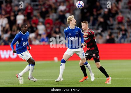 Sydney, Australie. 23rd novembre 2022. SYDNEY, AUSTRALIE - NOVEMBRE 23 : Anthony Gordon, du FC Everton, dirige le ballon pendant le match entre Everton et Wanderers au stade CommBank sur 23 novembre 2022 à Sydney, Australie crédit : IIO IMAGES/Alay Live News Banque D'Images