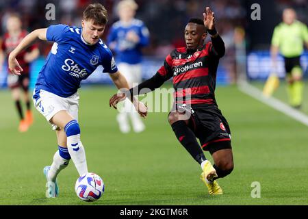 Sydney, Australie. 23rd novembre 2022. SYDNEY, AUSTRALIE - NOVEMBRE 23: Yeni n'Gbakoto de Wanderers concurrence pour le ballon avec Nathan Patterson d'Everton pendant le match entre Everton et Wanderers au stade CommBank crédit: IIO IMAGES/Alay Live News Banque D'Images