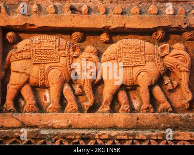 Gros plan des éléphants en terre cuite sculptant sur le magnifique temple Govinda ancien à Puthia, dans le district de Rajshahi, au Bangladesh Banque D'Images