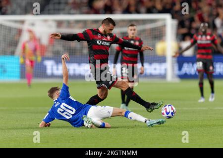 Sydney, Australie. 23rd novembre 2022. SYDNEY, AUSTRALIE - NOVEMBRE 23: Isaac Price d'Everton concurrence pour le ballon avec Sulejman Krpic de Wanderers pendant le match entre Everton et Wanderers au stade CommBank crédit: IIO IMAGES/Alamy Live News Banque D'Images