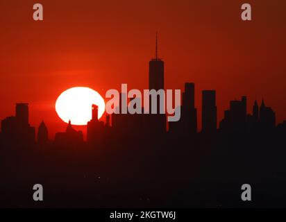 New York, États-Unis. 23rd novembre 2022. Le soleil se lève derrière One World Trade Center et le Manhattan Skyline mercredi, à 23 novembre 2022, dans l'ouest d'Orange, dans le New Jersey. Photo de John Angelillo/UPI crédit: UPI/Alay Live News Banque D'Images