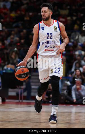 Milan, Italie. 22nd novembre 2022. Vasilije Micic #22 d'Anadolu Efes Istanbul en action pendant le jeu de la saison régulière EuroLeague Turkish Airlines Round 9 entre EA7 Emporio Armani Milan et Anadolu Efes Istanbul au Forum de Mediolanum. Milan 51 - 80 Efes Istanbul. Crédit : SOPA Images Limited/Alamy Live News Banque D'Images