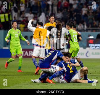 Doha, Qatar. 23rd novembre 2022. Les joueurs japonais fêtent après avoir remporté le match entre l'Allemagne et le Japon, valable pour le premier tour de la phase de groupe de la coupe du monde, qui s'est tenue au stade international de Khalifa à Doha, au Qatar. Credit: Marcelo Machado de Melo/FotoArena/Alay Live News Banque D'Images