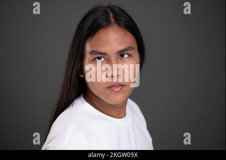 Photo en portrait d'un jeune homme originaire d'amérique centrale isolé sur un fond de studio Banque D'Images
