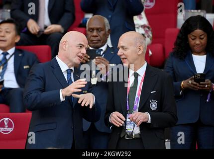 Doha, Qatar, 23 novembre 2022, de gauche à droite Gianni INFANTINO (Président de la FIFA), Bernd NEUENDORF (Président du DFB) en conversation, groupe de phase E Allemagne (GER) - Japon (JPN) sur 23 novembre 2022, Stade international de Khalifa. Coupe du monde de football 2022 au Qatar à partir de 20,11. - 18.12.2022 Banque D'Images