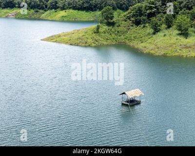 La station de pompe à eau flotte sur le grand réservoir du barrage pour pomper le système d'alimentation en eau de la maison de travail près du barrage, vue avant Banque D'Images