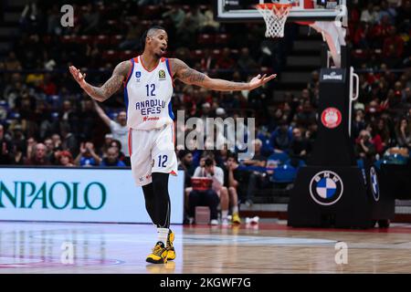 Milan, Italie. 22nd novembre 2022. Will Clyburn #12 d'Anadolu Efes Istanbul réagit pendant le jeu de la saison régulière EuroLeague 9 de Turkish Airlines entre EA7 Emporio Armani Milan et Anadolu Efes Istanbul au Forum de Mediolanum. Milan 51 - 80 Efes Istanbul. (Photo de Fabrizio Carabelli/SOPA Images/Sipa USA) crédit: SIPA USA/Alay Live News Banque D'Images