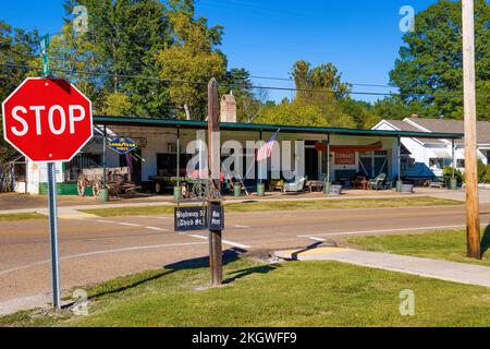 La Grange, Tennessee, Etats-Unis - 1 octobre 2022: Petite ville pittoresque du Tennessee se trouve un petit magasin de main. Banque D'Images