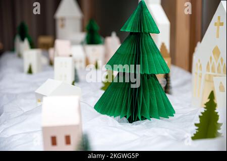 Composition de Noël avec maisons de jouets décoratives et arbres en papier. Installation de Noël. Banque D'Images