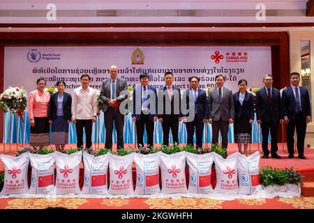 Vientiane, Programme alimentaire mondial (PAM). 22nd novembre 2022. Une cérémonie de lancement pour la Chine qui apporte une aide alimentaire et nutritionnelle, par l'intermédiaire du Programme alimentaire mondial (PAM) des Nations Unies, aux écoliers du Laos se tient à Vientiane, la capitale du Laos, le 22 novembre 2022. POUR ALLER AVEC 'la Chine, l'agence des Nations Unies fournit une assistance aux enfants des écoles lao' crédit: Kaikeo Saiyasane/Xinhua/Alamy Live News Banque D'Images