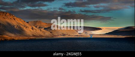 Dundas Harbour avec glacier, Nunavut, Canada Banque D'Images