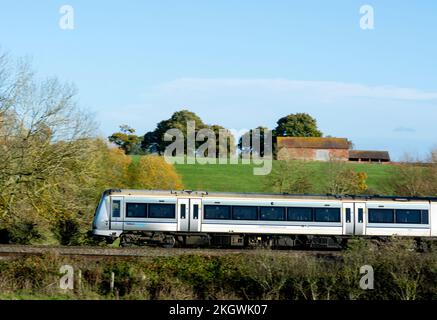 Train diesel de classe 168 de Chiltern Railways, vue latérale en automne, Warwickshire, Royaume-Uni Banque D'Images