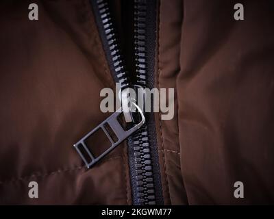 La fermeture éclair d'un manteau brun. Gros plan. Banque D'Images
