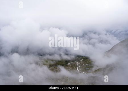 Vue sur la vallée de Langtang depuis le sommet du pic inférieur de Kyanjin RI. Parc national de Langtang. Népal. Banque D'Images