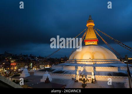 Sanctuaire bouddhiste de Boudhanath au crépuscule. Katmandou. Népal. Banque D'Images