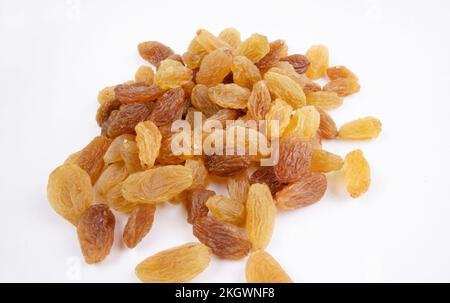 Un groupe de raisins secs isolés sur blanc Banque D'Images