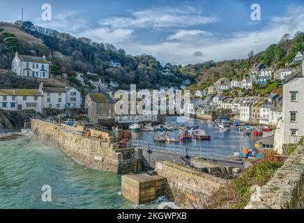 Polperro est l'un des plus beaux ports de pêche de Cornwall, la photo est prise du côté est à l'intérieur des terres, beaux bateaux et cottages. Banque D'Images