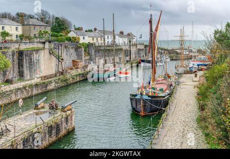 Un joli point de vue sur le port sûr de Charlestown dans Cornwall, plusieurs beaux grands bateaux sont amarrés pour l'hiver dans ce très vieux port Banque D'Images