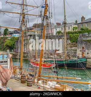 De beaux navires de grande hauteur amarrés dans le port sûr de Charlestown, Cornwall, Angleterre. Regarder à travers les mâts et monter sur un autre beau bateau Banque D'Images