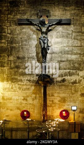 Statue de la crucifixion de Jésus-Christ sur la croix à l'intérieur de la cathédrale notre-Dame, Paris, France avec bougies Banque D'Images