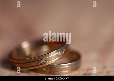 Deux anneaux dorés en gros plan Banque D'Images