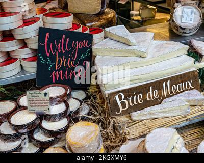 ÉTALAGE DE FROMAGE BRIE DE MEAUX FRANÇAIS avec d'autres fromages présentés dans un authentique étal de fromage français (original) au Borough Market Southwark Londres Royaume-Uni Banque D'Images