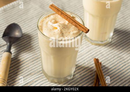Milk-Shake crémeux glacé à la cannelle dans un verre Banque D'Images