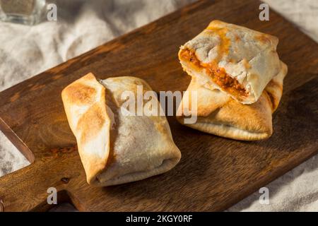 Pizza faite maison avec poche de pâte feuilletée au fromage et à la viande Banque D'Images