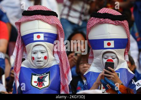 Doha, Qatar. 23rd novembre 2022. Les fans japonais regardent pendant le match de la coupe du monde de la FIFA 2022 du groupe E au stade international de Khalifa à Doha, au Qatar, sur 23 novembre 2022. Photo de Chris Brunskill/UPI crédit: UPI/Alay Live News Banque D'Images