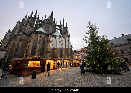 Prague, République tchèque. 23rd novembre 2022. Le marché de Noël au château de Prague, en République tchèque, a commencé sur 23 novembre 2022. Crédit : vit Simanek/CTK photo/Alay Live News Banque D'Images