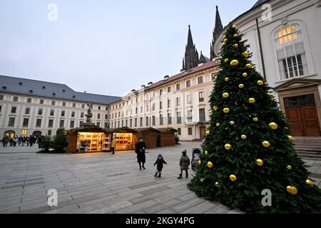 Prague, République tchèque. 23rd novembre 2022. Le marché de Noël au château de Prague, en République tchèque, a commencé sur 23 novembre 2022. Crédit : vit Simanek/CTK photo/Alay Live News Banque D'Images