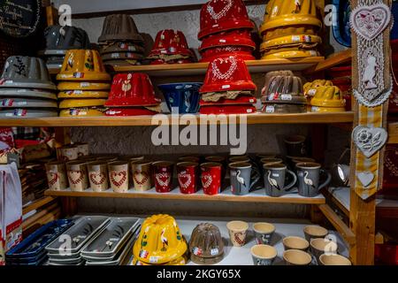 Strasbourg, France - 29.10.2022 : boutique de souvenirs avec cadeaux traditionnels dans la rue commerçante de la Cathédrale de Strasbourg, France. Phot de haute qualité Banque D'Images