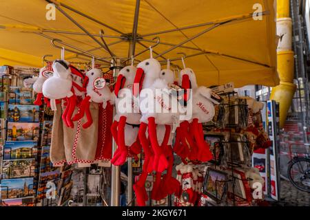 Strasbourg, France - 29.10.2022 : boutique de souvenirs avec cadeaux traditionnels dans la rue commerçante de la Cathédrale de Strasbourg, France. Phot de haute qualité Banque D'Images