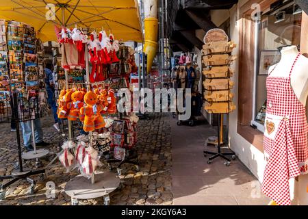 Strasbourg, France - 29.10.2022 : boutique de souvenirs avec cadeaux traditionnels dans la rue commerçante de la Cathédrale de Strasbourg, France. Phot de haute qualité Banque D'Images