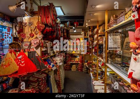 Strasbourg, France - 29.10.2022 : boutique de souvenirs avec cadeaux traditionnels dans la rue commerçante de la Cathédrale de Strasbourg, France. Phot de haute qualité Banque D'Images