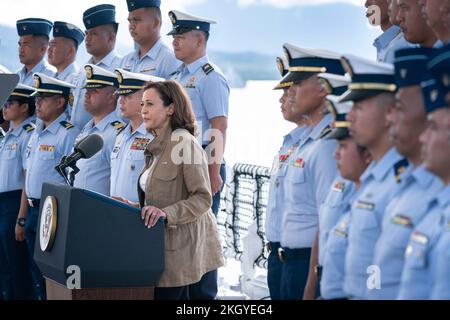 Puerto Princesa, Philippines. 21st novembre 2022. ÉTATS-UNIS Le vice-président Kamala Harris s'adresse aux marins avec la Garde côtière des Philippines à la suite d'une visite du navire-amiral Teresa Magbanua, 22 novembre 2022, à Puerto Princesa, aux Philippines. Crédit : Lawrence Jackson/White House photo/Alamy Live News Banque D'Images