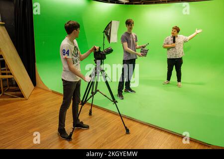 Les étudiants de l'université au Royaume-Uni en utilisant un écran vert sur le cours de télévision et de théâtre. Banque D'Images