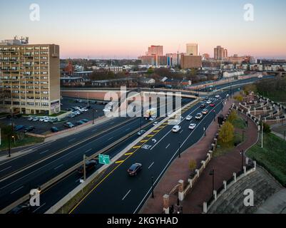 Vue de drone sur un horizon urbain avec des autoroutes et des bâtiments au lever du soleil au Nouveau-Brunswick, Rutgers. Hub City, États-Unis Banque D'Images