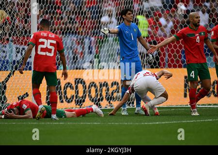 Doha, Qatar. 23rd novembre 2022. DOHA, Qatar. , . Sofyan Amrabal joueur de milieu de terrain du Maroc et Keeper BONO en action, Dejan Lovren 6, Mario Pasalic 15, de Croatie lors du match de la coupe du monde FIFA 2022 entre le Maroc et la Croatie, Al Bayt Stadium, Doha, crédit: SPP Sport Press photo. /Alamy Live News Credit: SPP Sport Press photo. /Alamy Live News Banque D'Images