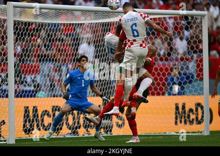 Doha, Qatar. 23rd novembre 2022. DOHA, Qatar. , . Dejan Lovren 6, Mario Pasalic 15, de Croatie et Yassine BOUNOU, BONO, gardien du Maroc en action pendant le match de la coupe du monde FIFA 2022 entre le Maroc et la Croatie, stade Al Bayt, Doha, crédit: SPP Sport Press photo. /Alamy Live News Credit: SPP Sport Press photo. /Alamy Live News Banque D'Images