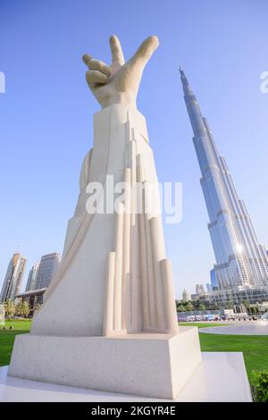 La sculpture de salut à trois doigts rendue célèbre par son Altesse Sheikh Mohammed bin Rashid Al Maktoum. Il symbolise L'AMOUR DE LA VICTOIRE DE GAGNER et est une innovation Banque D'Images