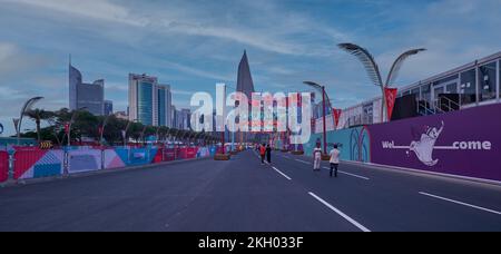 Photo de la corniche de Doha au coucher du soleil montrant la préparation du Qatar pour la coupe du monde de la FIFA Qatar 2022 avec les habitants et les visiteurs marchant sur la promenade Banque D'Images