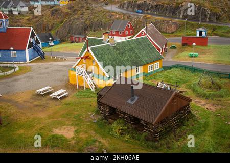 Vue sur la ville et les bâtiments du musée, Sisimiut, Groenland Banque D'Images