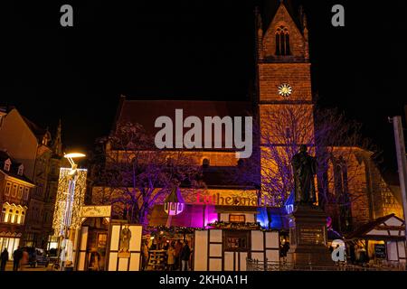 Le marché de cristal Luther se trouve en face de l'église des marchands d'Erfurt Banque D'Images