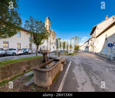 Boves, Italie - 22 novembre 2022: fontaine des pauvres Clares de 1780, appelée funtana di munie, devant le pauvre monastère de Clare de Santa Clara Banque D'Images