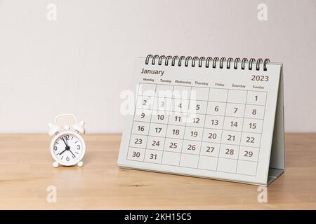 Calendrier janvier 2023 et petite horloge vintage sur le bureau Banque D'Images